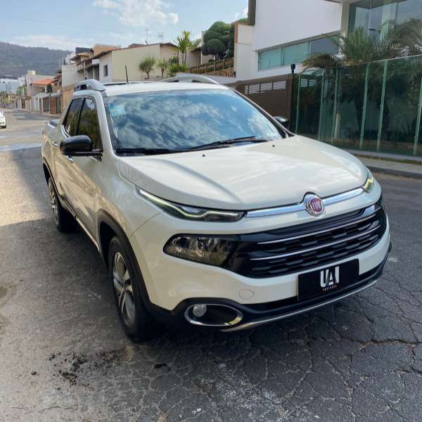 FotoCarro01-Fiat Toro Volcano Branca