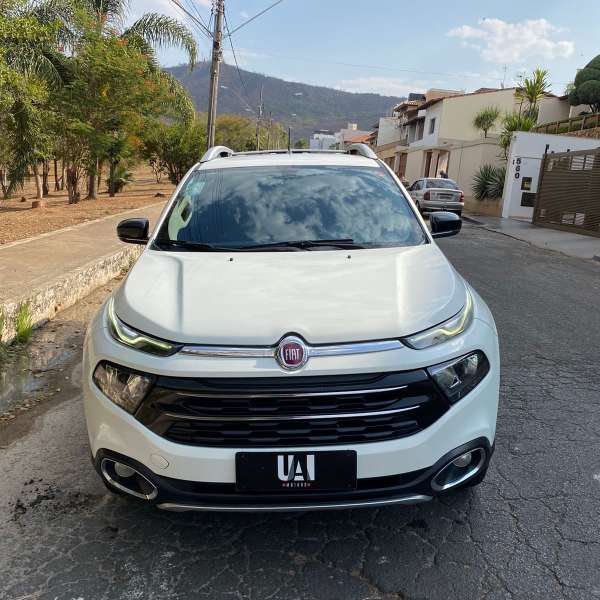 FotoCarro02-Fiat Toro Volcano Branca