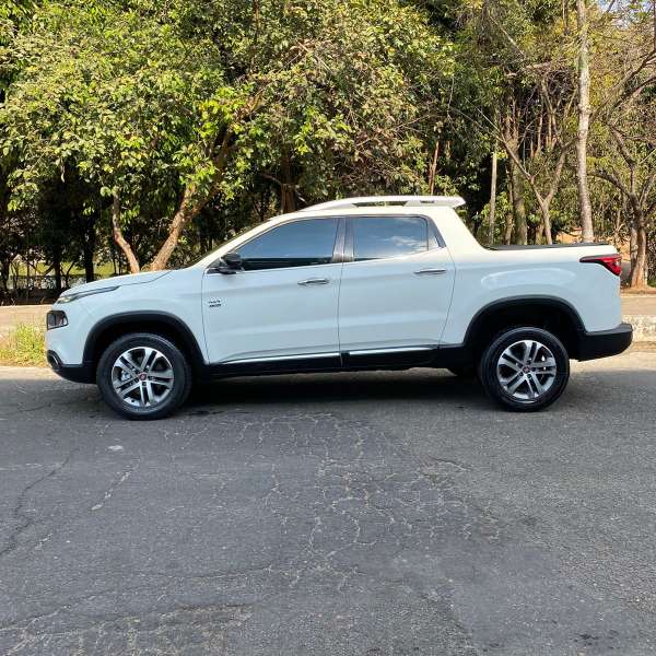FotoCarro04-Fiat Toro Volcano Branca