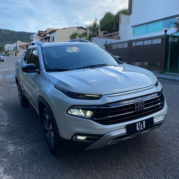 FotoCarro01-Fiat Toro Volcano Branca
