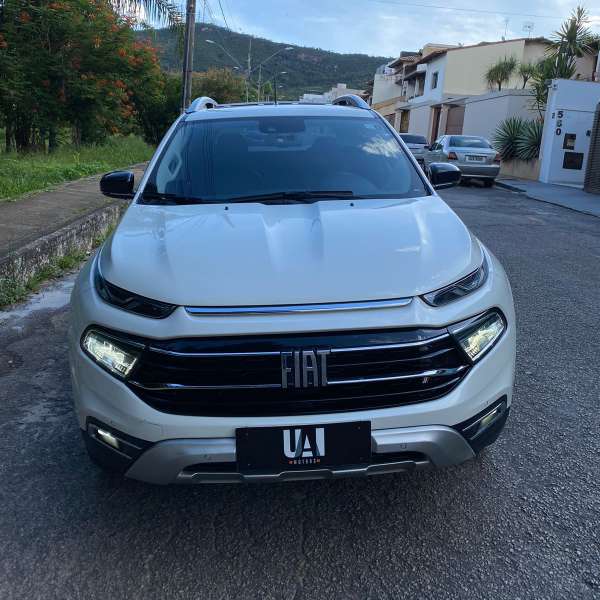 FotoCarro02-Fiat Toro Volcano Branca
