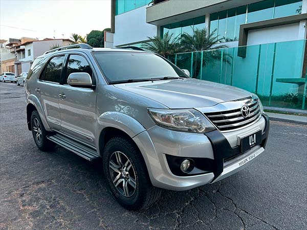 fot0o 01 TOYOTA HILUX SW4 2.7 SR 4X2 16V FLEX 4P