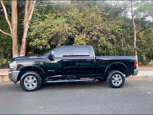 fot0o 04 RAM 2500 6.7 I6 TURBO DIESEL LARAMIE CD 4X4