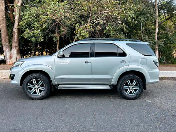 fot0o 04 TOYOTA HILUX SW4 2.7 SR 4X2 16V FLEX 4P