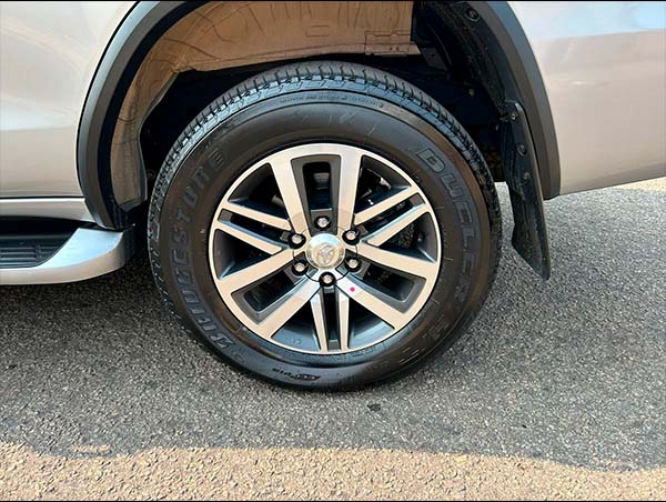 fot0o 05 TOYOTA HILUX SW4 2.8 SRX 4X4 7 LUGARES 16V_