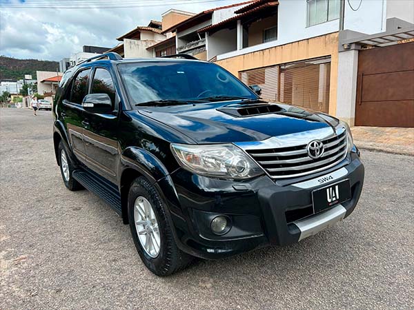 fot0o 01 TOYOTA HILUX SW4 3.0 SRV 4X4 7 LUGARES 16V