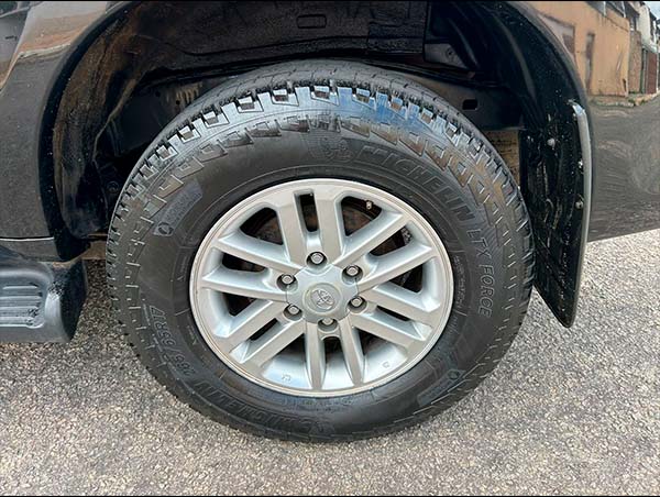 fot0o 05 TOYOTA HILUX SW4 3.0 SRV 4X4 7 LUGARES 16V