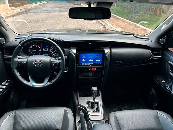 foto 09 TOYOTA HILUX SW4 2.8 D-4D TURBO DIESEL SRX 7L